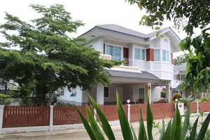 5A1MG0477 ให้เช่าบ้านเดี่ยว 2 ชั้นหัวมุม บ้านหลังใหญ่ มี 4 ห้องนอน 3 ห้องน้ำ 1 ห้องทำงาน 1 ห้องครัว จอดรถได้ 2 คัน  พื้นที่ 220 ตารางวา ราคา 40,000 บาทต่อเดือน 