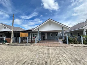 ASS1893 ให้เช่าบ้านเดี่ยวชั้นเดียว  2 ห้องนอน 2 ห้องน้ำ 1 ห้องรับแขก 1 ห้องครัว   ให้เช่าราคา  8,000 บาทต่อเดือน  ขนาดที่ดิน  52.2  ตรว. พื้นที่ใช้สอย  125 ตรม.