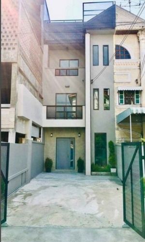 ขายโฮมออฟฟิศ 3 ชั้น สไตล์ LOFT ซอยลาดพร้าว 124 ใกล้สนามกีฬากกท.ม.รามคำแหง