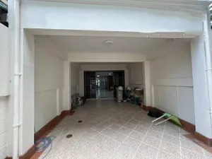 5.5 ล้าน บ้าน ทาวเฮ้าส์ 2 ชั้น เนื้อที่ประมาณ 22-24 ตรว. เพิ่ง Renovate ใหม่ ทั้งหลังเลย