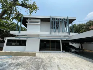 [B949]ให้เช่า 90k บ้านเดี่ยว 200 ตรว. ใกล้ MRT รัชดา 900 เมตร  ต้อนรับสัตว์เลี้ย  (ลดให้พิเศษบ้านเปล่าเหลือเดือนละ 90,000 บาท) 