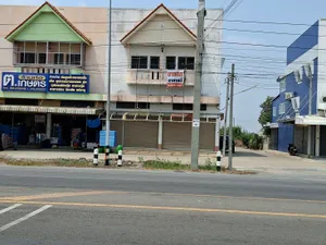 ขายอาคารพาณิชย์ 2.5 ชั้น 117 วา พร้อมโกดังเก็บของ ติดถนนใหญ่ 4 เลน ใกล้วัดไผ่โรงวัว และตลาดสดบุญช่วย ตำบล บางตาเถร อำเภอสองพี่น้อง จังหวัดสุพรรณบุรี