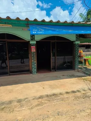 ขายบ้านติดถนน ราคาถูก ในอำเภอท่าปลา ในจังหวัดอุตรดิตถ์ ทำเลดี เหมาะแก่การค้าขาย ไม่ไกลจากตัวเมือง เจ้าของขายเอง
