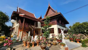 ขายบ้านทรงไทยพร้อมที่ดิน ขนาด 1 ไร่17 ตารางวา อำเภอเมือง จังหวัดอ่างทอง