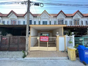 ขายด่วน ทาวน์โฮมรีโนเวทใหม่ ใกล้สถานีรถไฟฟ้า เพียง 300 เมตร