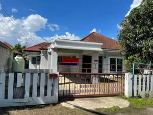 ASPT0052 ให้เช่าบ้านเดี่ยวชั้นเดียว  มี 3 ห้องนอน 2 ห้องน้ำ 1 ห้องครัว จอดรถได้ 2 คัน         พื้นที่ 75 ตารางวา ราคา 6,500 บาทต่อเดือน 