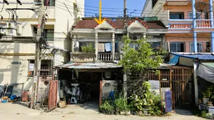 ขายบ้าน ติดหอพัก ซอย กำนันแม้น 12 จอมทอง บางขุนเทียน เดินทางสะดวก เหมาะอยู่อาศัย ทำการค้า ราคาถูก!