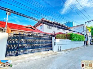 ทำเลดี สวนรอบบ้าน 4นอน 4น้ำ 3จอดรถ 9แอร์ ถูกที่สุดในโลก ให้เช่าบ้านเดี่ยวหรู 2 ชั้น BTS อารีย์ กว้างมาก 90ตรว. 300ตรม. เฟอร์บางส่วน
