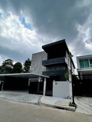 ขายบ้านเดี่ยว 3 ชั้น สร้างใหม่ 136 ตรว. พร้อมลิฟท์ และสระว่ายน้ำส่วนตัว บนถนนรัชดาภิเษก ใกล้สี่แยกวงศ์สว่าง