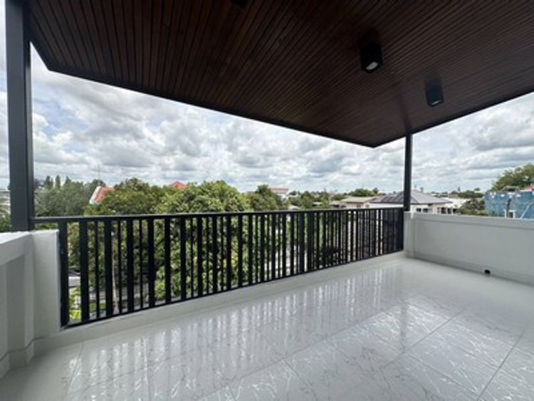 หลังใหม่สุดในซอย ระเบียงกว้าง!! ขายบ้านเดี่ยว 3 ชั้น 6 ห้องนอน 3 สวนผัก, ภาพที่ 4