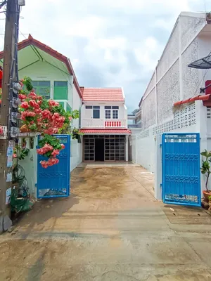 ขายด่วน ทาวน์เฮ้าส์ 2 ชั้น หมู่บ้านธนพัฒนา ซ.นนทบุรี8แยก2(หลังมุม) เนื้อที่ 27 ตารางวา พื้นที่ใช้สอย 110 ตารางเมตร