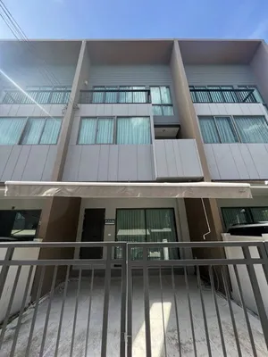 ให้เช่าทาวน์โฮม 3 ชั้น บ้านกลางเมือง พระราม 9 กรุงเทพกรีฑา พร้อมเฟอร์นิเจอร์ เครื่องใช้ไฟฟ้า ใกล้ถนนกรุงเทพกรีฑาตัดใหม่ ถนนมอเตอร์เวย์