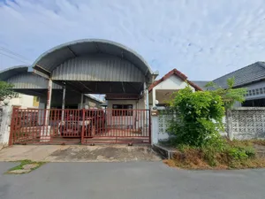 บ้านเดี่ยว ชั้นเดียว 75 ตร.ว.ใจกลางเมือง ติดถนนใหญ่ ใกล้ทางด่วน ใกล้รถไฟฟ้าสีชมพู : เจ้าของขายเอง 