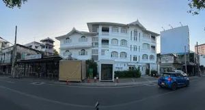 โรงแรม + อาคารพาณิชย์ ติดคูเมืองเชียงใหม่ ใกล้ประตูท่าแพ พร้อมผู้เช่า