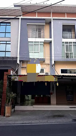 ขาย อาคารพาณิชย์ ทำเลดีติดถนน มีที่จอดรถ  มีสวนสาธารณะข้างบ้าน  ใกล้ห้างเมญ่า 2km.