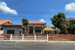 🏠🏠ขายบ้านพักอาศัย หมู่บ้าน วรดา 1 ต.นิคมสร้างตนเอง อ.เมือง จ.ลพบุรี ขนาดที่ดิน 100 ตารางวา ตัวบ้านมี 3 ห้องนอน 2 ห้องน้ำ พร้อมที่จอดรถได้ 2 คัน
