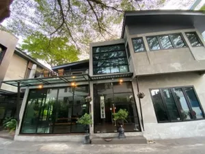 ให้เช่าบ้านเดี่ยว 2 ชั้น เนื้อที่ 104 ตร.วา location โยธินพัฒนา ใกล้เรียบทางด่วน เอกมัยรามอินทรา จอดรถ 8 คันเหมาะสำหรับทำออฟฟิศ  และพักอาศัย