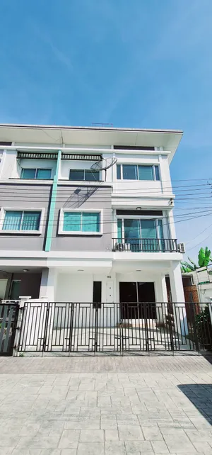 ขายด่วน! เทาว์โฮมบ้านมหัวมุม3ชั้น​ ปรับปรุงใหม่​ ใกล้รถไฟ้าสีเหลือง​ ถนนเฉลิมพระเกียรติร.9 ซอย 8