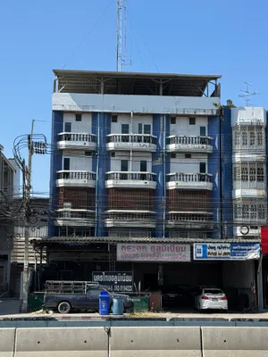 ขายด่วน อาคารพาณิชย์ 4.5 ชั้น ติด MRT ศรีด่าน ขนาด 75.7 ตร.วา  ทำเลดี เดินทางสะดวก ติดถนนใหญ่ ศรีนครินทร์ สนใจ ติดต่อ สุเมธ 061-949-8888