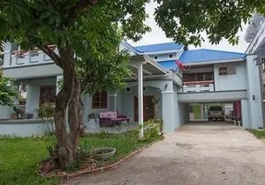 RH1237 ให้เช่าบ้านเดี่ยว 3 ชั้น ถนนโชคชัย 4 เหมาะสำหรับทำโฮมออฟฟิศ 144 ตารางวา 7 ห้องนอน 5 ห้องน้ำ ที่จอดรถในบ้าน 5 คัน นอกบ้าน 3 คัน