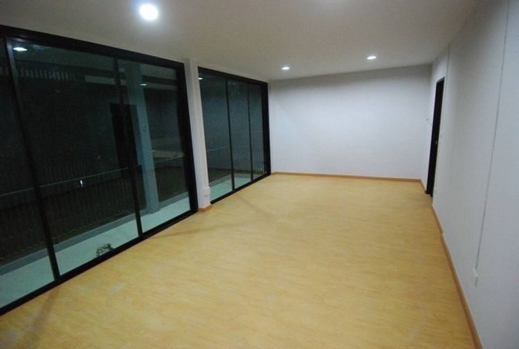 ให้เช่าบ้านเดี่ยว 2ชั้น ตกเเต่งสไตล์ LOFT หมู่บ้าน ต.รวมโชค Location 4 , ภาพที่ 4