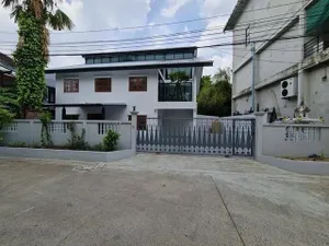 ให้เช่าบ้านเดี่ยว 2 ชั้น โชคชัย4 ซอย 30  Location ลาดพร้าว วังหิน Renovate ใหม่ทั้งหลัง จอดรถได้ 5 คัน