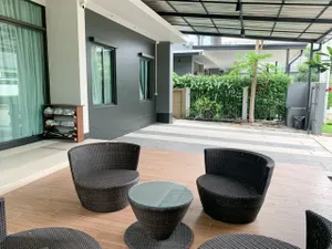 ให้เช่าบ้านเดี่ยว 2 ชั้น หมู่บ้านเศรษฐสิริ ถนนศรีนครินทร์ร่มเกล้า  พร้อมอุปกรณ์เฟอร์นิเจอร์เข้าอยู่ได้ทันที ที่จอดรถภายในบ้าน 2 คัน