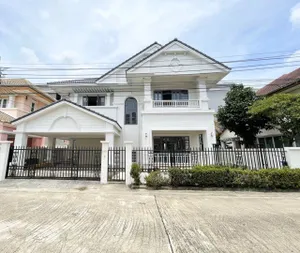 ให้เช่าบ้านเดี่ยว 2 ชั้น รีโนเวทใหม่ พร้อมเข้าอยู่ หมู่บ้านกรองทอง พัฒนาการ 32 ใกล้ทองหล่อ เอกมัย เหมาะอยู่อาศัยหรือทำโฮมออฟฟิศ เลี้ยงสัตว์ได้