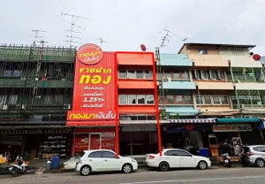 ขายและให้เช่าอาคารพาณิชย์ ติดถนนแฮปปี้แลนด์ บางกะปิ เนื้อที่ 14 ตร.ว. 3.5 ชั้น 2 นอน 4 น้ำ
