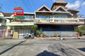  ที่ดินพร้อมอาคาร หมู่บ้าน เย็นสุข (ซอยลาดพร้าว 87 แยก 8) เนื้อที่ 256 ตรว. ถนนประเสริฐมนูกิจ แขวงวังทองหลาง เขตบางกะปิ กรุงเทพฯ