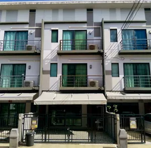 Call : 095-762-3038 ให้เช่าทาวน์โฮม 3 ชั้น บ้านกลางเมือง สุขสวัสดิ์ 37 เฟอร์นิเจอร์และเครื่องใช้ไฟฟ้าครบ พร้อมเข้าอยู่ ทำเลดีใกล้ทางด่วน พระราม 3-ดาวคะนอง