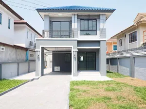 Clearance Sale บ้านรีโนเวทใหม่ บ้านเดี่ยว 2 ชั้น ม.เอสวิลล์ ขนาด 72.1 ตร.ว. 3นอน 2น้ำ บ้านหลังใหญ่ สวยมาก พื้นที่ใช้สอยกว้าง สนามหญ้าครบ [ลำลูกกา-คลอง4] 