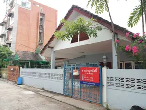 ขายบ้านเดี่ยวชั้นเดียว 50 ตร.ว. หมู่บ้านตะวันรุ่ง ซ.7 ซอยลาดพร้าว 64 แยก 4 ถนนลาดพร้าว เขตวังทองหลาง ใกล้แนวรถไฟฟ้าสายสีเหลือง สถานีโชคชัย 4 