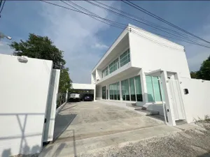 ให้เช่าบ้านเดี่ยว 2 ชั้น Locationลาดกระบัง บ้านสไตล์ Modern พร้อมเฟอร์นิเจอร์อุปกรณ์เครื่องใช้ไฟฟ้า บรรยากาศเงียบสงบ เหมาะสำหรับพักอาศัย  