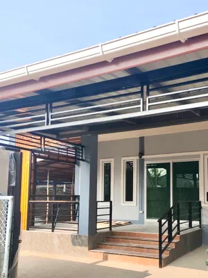 บ้านเดี่ยวสร้างใหม่ 2ห้องนอน 2ห้องน้ำ แอร์ เครื่องทำน้ำอุ่น ระเบียงหน้าบ้าน โถงรับแขก โต๊ะทานข้าว ห้องครัว เตาแก๊ส ดูดควัน เครื่องซักผ้า ปั๊มน้ำ ถังเก็บน้ำ