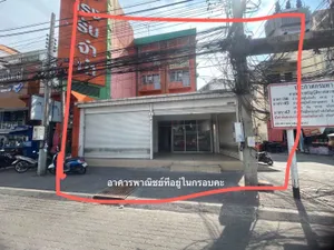 อาคารพาณิชย์ 1 คูหา 4 ชั้น หน้ากว้าง 8.75 เมตร ลึก 24.5 เมตร พร้อมที่ดินด้านข้างตึกสำหรับจอดรถ อยู่ติดถนนเพชรเกษม ใกล้ตลาดอ้อมใหญ่ ห้างสมภาพพลาซ่า