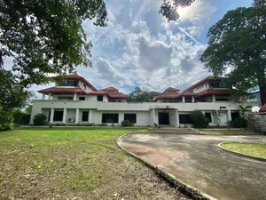 ขายที่ดินพร้อมสิ่งปลูกสร้าง แปลงสวย ขนาด 496 ตรว. ทำเลทองใจกลางเมือง ใกล้พระราม9 ติดถนนศรีวรา-ทาวน์อินทาวน์