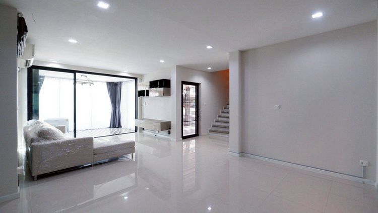 Call : 063-963-0333 ขาย/เช่า บ้าน 6 นอน 3 น้ำ 2 จอดรถ ใกล้ฟิวเจอร์พาร์ค, ภาพที่ 4