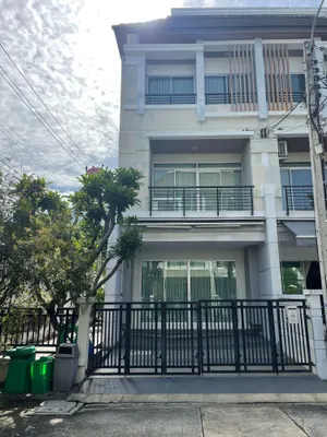 ขายทาวน์โฮม 3 ชั้น บ้านกลางเมือง เออร์บาเนี่ยน ศรีนครินทร์ หลังริม ทำเลดี เดินทางสะดวก ใกล้รถไฟฟ้าสถานีสวนหลวง ร.9   