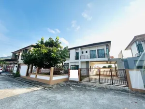 ให้เช่า บ้านเดี่ยว 2 ชั้น 50 ตร.วา รีโนเวทใหม่ ติดถนนสุขุมวิท เพียง 50 ม. ( ให้เลี้ยงสัตว์ได้ )