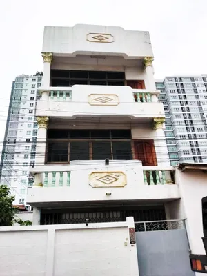 ที่ดินพร้อมอาคาร 3 ชั้น (มีดาดฟ้า) 34 ตร.ว. ซอยจรัญฯ 28 ห่าง MRT ไฟฉาย 900 เมตร 