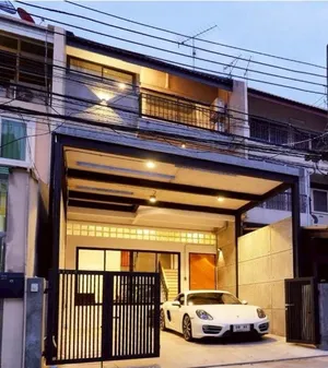 ขายบ้านสไตล์ Industrial Loft 3 ชั้นเล่นระดับ ซอยเอกมัย 28 ดีไซน์โดดเด่นมีเอกลักษณ์ พร้อมอยู่ เหมาะทั้งอยู่อาศัยและทำโฮมออฟฟิศ