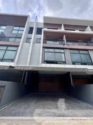 ให้เช่าทาวน์โฮม 3ชั้น โครงการ Arden Pattanakarn  บ้านใหม่เอี่ยมสวยโมเดิร์น พร้อมเฟอร์นิเจอร์เครื่องใช้ไฟฟ้า ใกล้ทองหล่อ เอกมัย