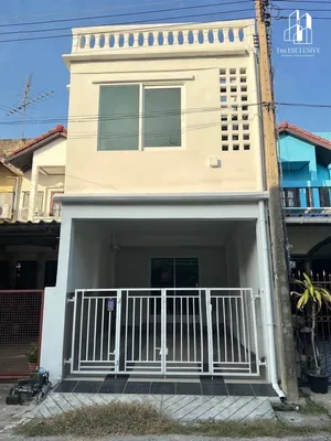 ทาวน์เฮาส์รีโนเวทใหม่ทั้งหลัง! พร้อมดาดฟ้า! ทำเลดี ย่านปทุมธานี !!!