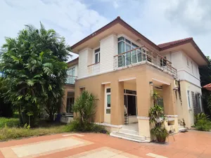 ขายคุ้มบ้านสวน!! 🌿🏠 บ้านเดี่ยวพื้นที่ใหญ่ในกรุงเทพฯ กว่า 245 ตร.ว ทำเลกรุงเทพ ฝั่งธน เข้าเมืองสะดวก ใกล้รถไฟฟ้า