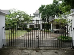 ให้เช่าบ้านเดี๋ยว 3 ชั้น เนื้อที่ 200 ตรว. หมู่บ้านนวธานี ซอยเสรีไทย 59 บ้านหลังใหญ่สนามหญ้าหน้าบ้าน เฟอร์นิเจอร์ครบ เหมาะพักอาศัย