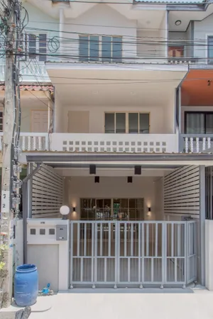 ขายทาวน์เฮ้าส์ 3 ชั้น หมู่บ้านสินทวี 8 รีโนเวทใหม่ทั้งหลัง พร้อมอยู่ ทำเลดี