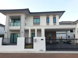 ให้เช่าบ้าน เป็นบ้านใหม่ 2 ชั้น  73 ตร.วา เฟอร์นิเจอร์บิ้วอินใหม่ทุกห้องและเครื่องใช้ไฟฟ้าใหม่ครบทุกห้อง บ้านสวยพร้อมอยู่ ในสนามกอล์ฟอีสเทริ์นสตาร์ บ้านฉาง
