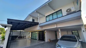 ให้เช่าบ้านเดี่ยว 2 ชั้น 5 ห้องนอน ซอยรัชดา 36 โชคชัย 4 ตกแต่งสไตล์Modern