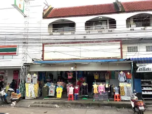ให้เช่าตึกอาคารพานิชย์ 2 ชั้นครึ่ง 4 ห้องนอน 2 ห้องน้ำ ติดเซเว่น หน้าสถานีรถไฟศรีสะเกษ